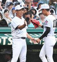４回を投げ終えた佐野日大・沖崎翼（右）を笑顔で迎える佐野日大・麦倉洋一監督（撮影・高部洋祐）