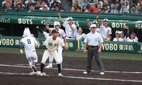 ３回、先制の２点適時三塁打を放った桜岡稜万（８）に向かって拳を突き上げる佐野日大ナイン（撮影・中田匡峻）