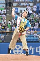 始球式を務めるてだこ大使の岸本安佳里（撮影・持木克友）