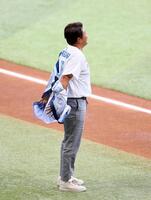 始球式で西武から日本ハムのユニホームに着替える松坂大輔氏（撮影・中島達哉）