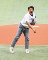 始球式を務め、大きく逸れてしまい、驚く表情をする松坂大輔氏（撮影・中島達哉）
