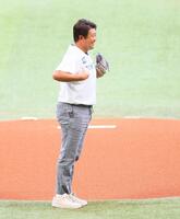 日本ハムのユニホームを着用し、日本ハムベンチに見せる松坂大輔氏（撮影・中島達哉）