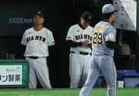 高橋を前に厳しい表情の橋上監督代行（撮影・金田祐二）