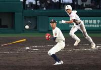 ９回、佐野日大・小島颯人（奥）に中前適時打を浴びる神村学園・龍頭汰樹（撮影・中田匡峻）