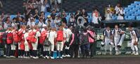 グラウンドを後にする佐野日大ナインを全員で見送る神村学園ナイン（左）＝撮影・中田匡峻