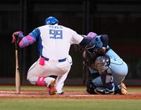 ４回、ファウルチップがあたった小島（右）を気遣うレイエス（撮影・中島達哉）