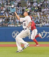 １回、ファビアンの打球を好捕する山野（撮影・持木克友）