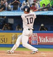 １回、右線適時二塁打を放つ宮本（撮影・持木克友）