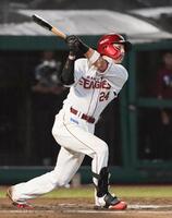 ６回、黒川が右越えに本塁打を放つ