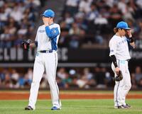 ７回、野村の失策から同点を許して降板となり、顔を覆う田中（左）＝撮影・中島達哉