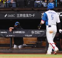 ９回、戦況を見つめる新庄監督（右は空振り三振を喫し、ベンチに戻る野村）＝撮影・中島達哉