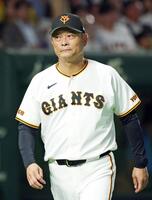 ５回終了後、選手交代を告げ、ベンチに戻る橋上監督代行