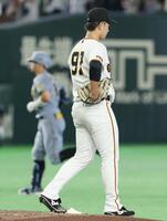 ３回、佐藤（左）に二者連続となる本塁打を浴びた井上