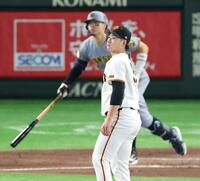 ３回阪神１死、阪神・佐藤輝明に右越えソロを浴びる巨人・井上温大＝東京ドーム（撮影・金田祐二）