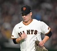 ４回を投げ終えてベンチに戻る井上（撮影・堀内翔）