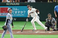 ６回、中越えソロを放つダルベック（撮影・金田祐二）