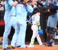 ９回、一発出れば同点の場面で中飛に倒れ、引き揚げる清宮幸（撮影・中島達哉）