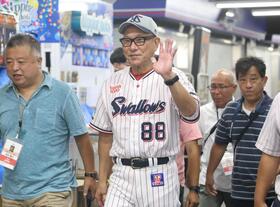 手を振る池山監督（撮影・佐々木彰尚）