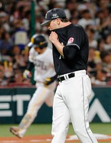 １回、正木（奥）に先頭打者本塁打を浴びたロング