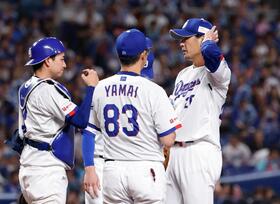 ５回、ＤｅＮＡに追加点を許した涌井（右）