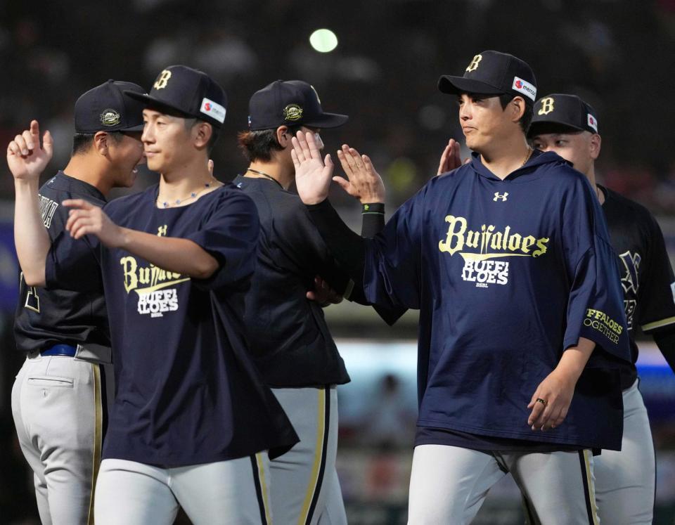 　楽天に勝利し、タッチを交わす九里（手前右）らオリックスナイン