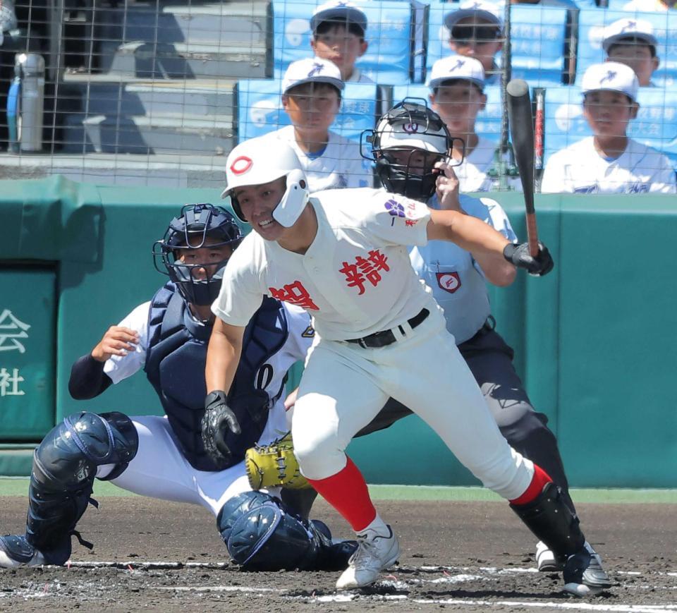 　２回、智弁和歌山・松本の二ゴロで三走の楠本が先制の生還を果たす（撮影・西田忠信）