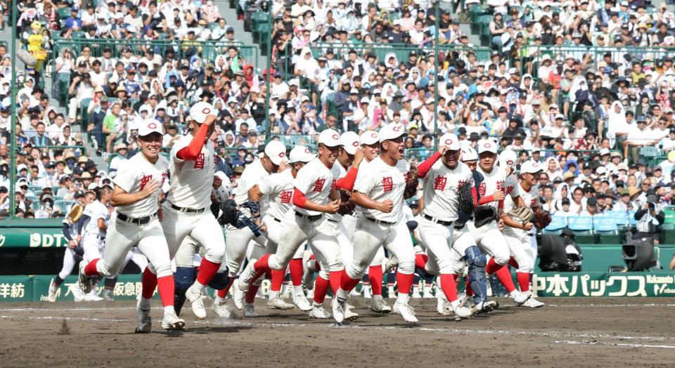 　社に勝利し、駆け出す智弁和歌山ナイン