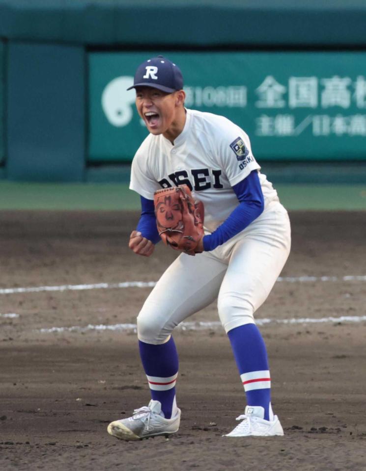 　粘りのピッチングで９回を投げ抜いた履正社・木村颯はガッツポーズを見せる（撮影・坂部計介）