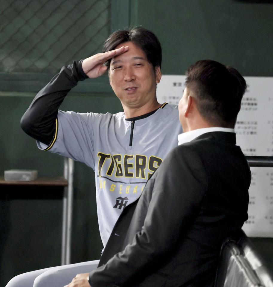 　井口監督（手前）に敬礼する藤川監督