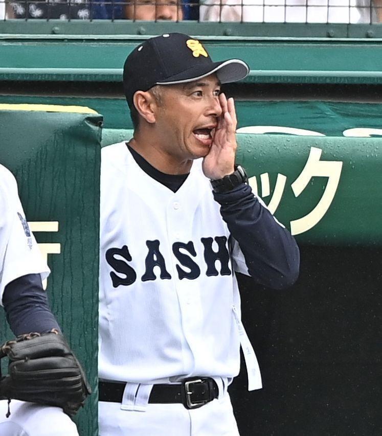 ベンチでゲキを飛ばす佐賀商・吉冨俊一監督（撮影・開出牧）