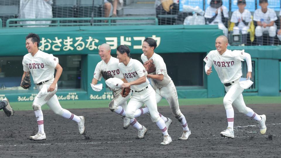 初戦を突破し、スタンドにかけ出す拓大紅陵ナイン（撮影・西田忠信）