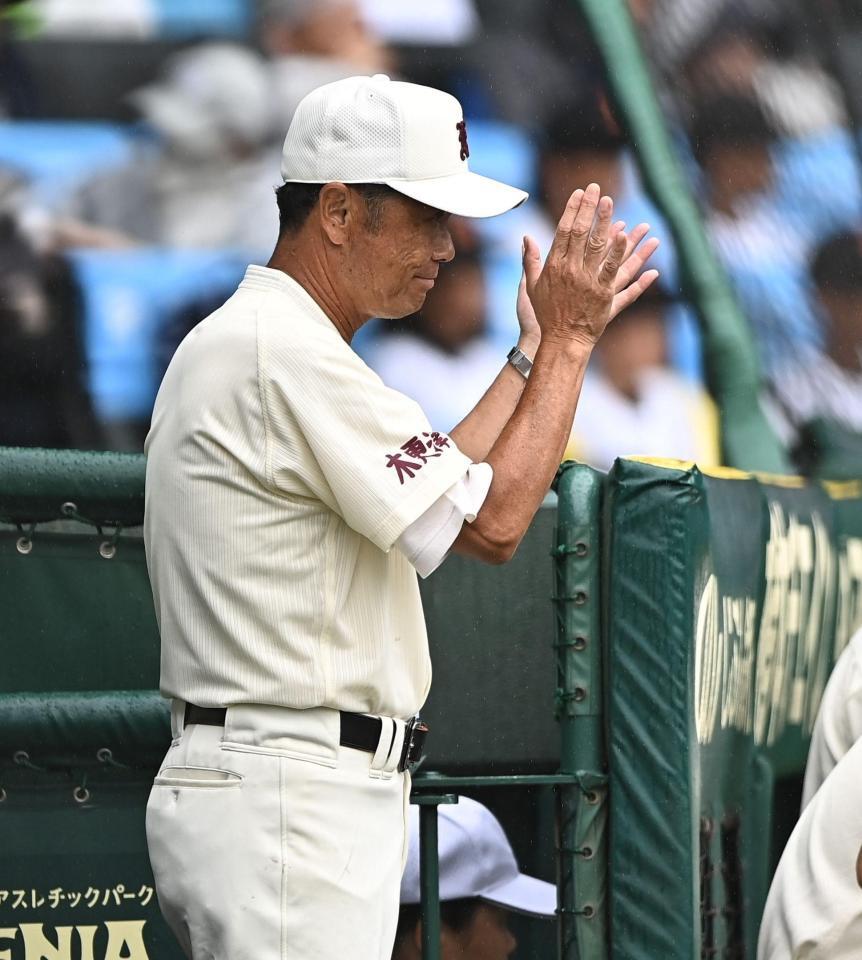 ４回の攻撃で手をたたいて選手を鼓舞する拓大紅陵・坂巻展行監督（撮影・開出牧）