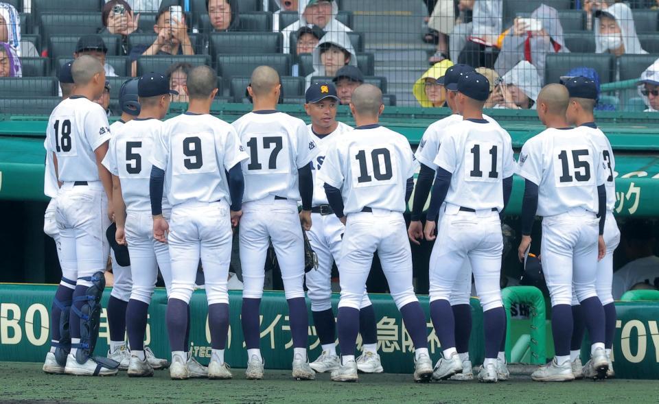 ９回の攻撃を前に選手たちに声をかける佐賀商・吉冨俊一監督（撮影・西田忠信）