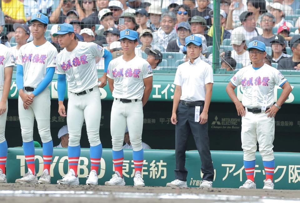 試合前、整列する埼玉徳栄・岩井隆監督（右）ら＝撮影・西田忠信