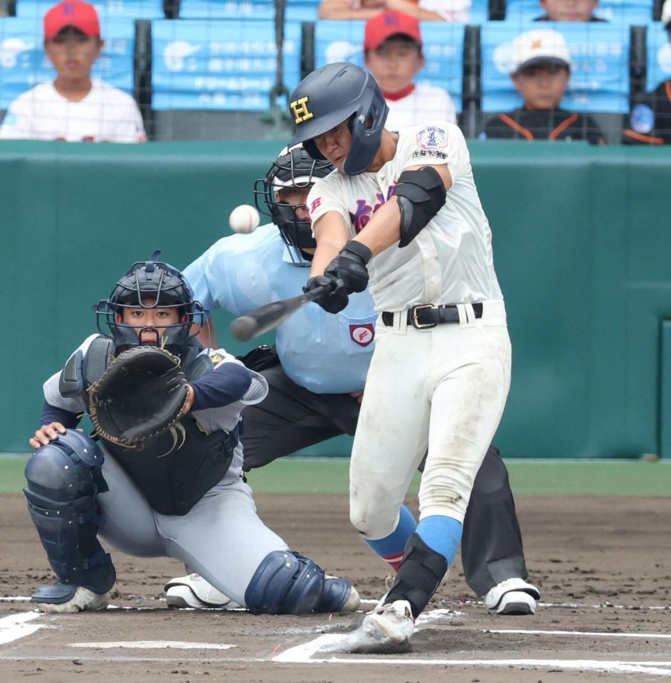 ６回、左前打を放つ花咲徳栄・岩井虹太郎（撮影・中田匡峻）