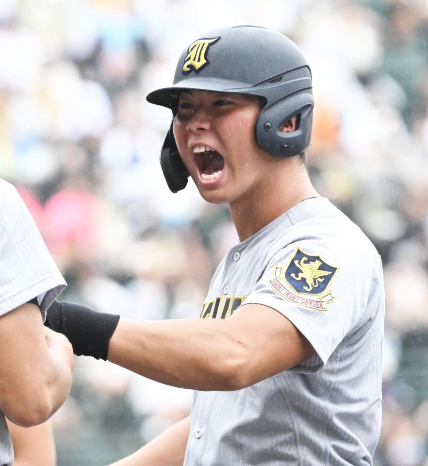 ６回、先制打を放ち雄たけびを上げる仙台育英・田山纏（撮影・高部洋祐）