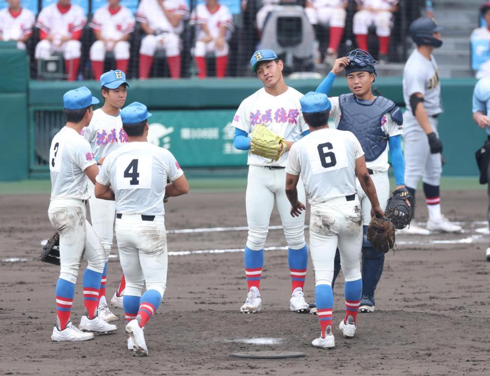 ６回、ピンチでマウンドに集まる花咲徳栄・黒川凌大（中央）ら花咲徳栄ナイン（撮影・中田匡峻）