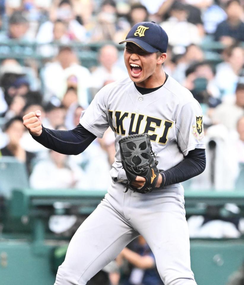 完封勝利を挙げ、ガッツポーズを決める仙台育英・古川諒弥（撮影・高部洋祐）
