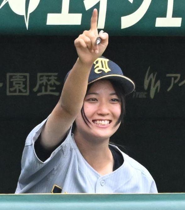 ６回、田山纏の先制打を喜ぶ仙台育英・星よつはマネジャー（撮影・高部洋祐）