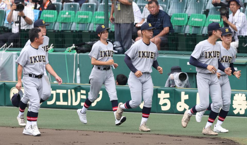 スタンドへあいさつに向かう仙台育英・星よつはマネジャー（左から３人目）＝撮影・中田匡峻