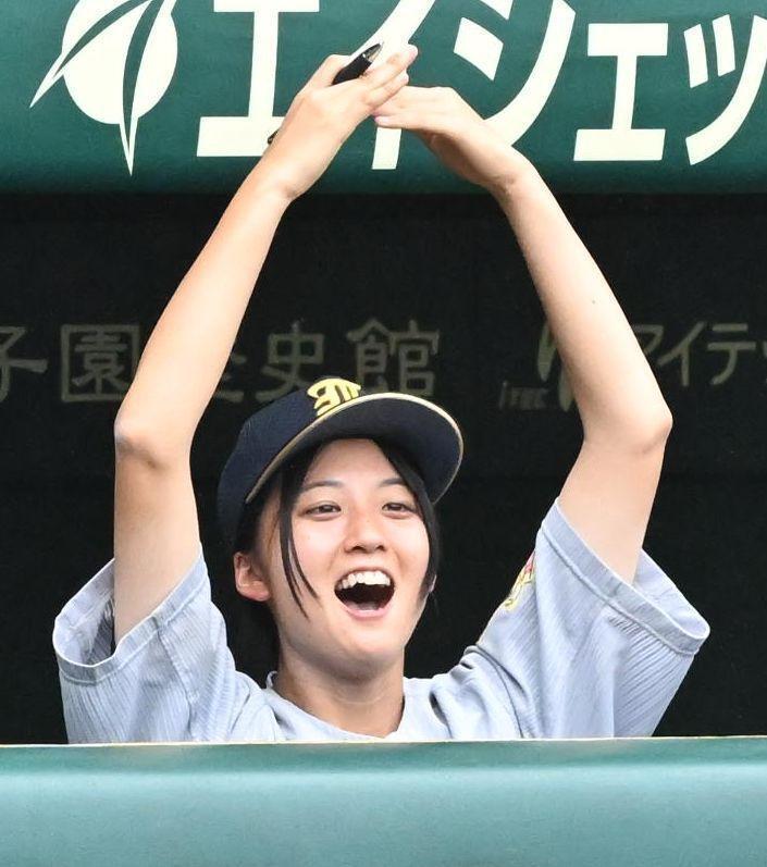 ６回、ベンチで喜ぶ仙台育英・星よつはマネジャー（撮影・高部洋祐）