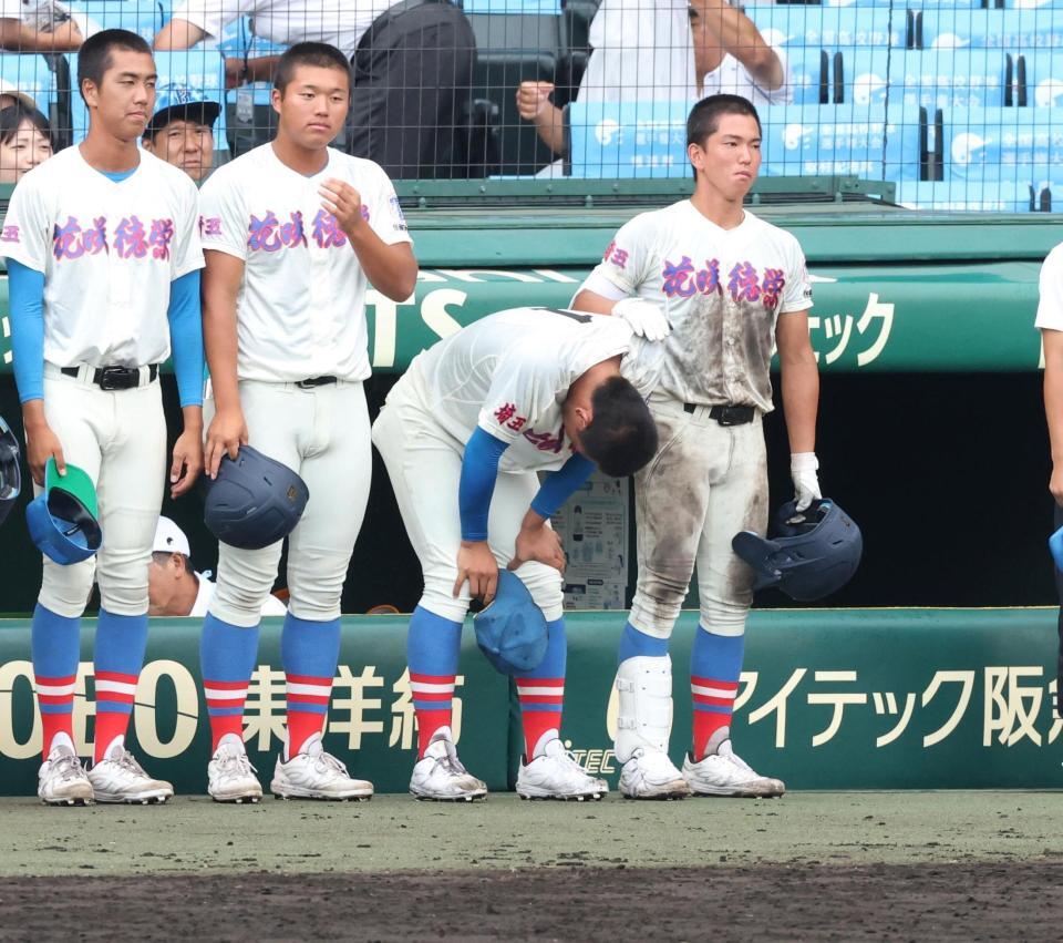 仙台育英に敗れ、膝に手をつく花咲徳栄・黒川凌大（右から２人目）＝撮影・中田匡峻