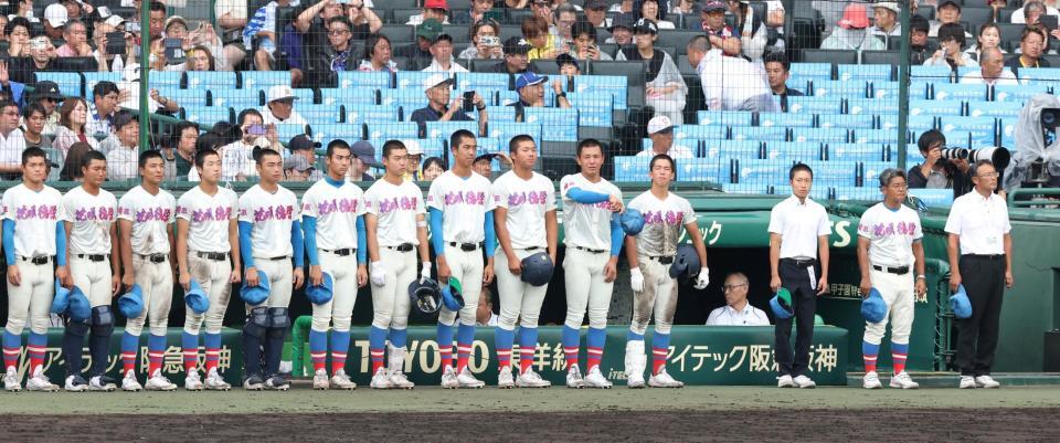 仙台育英に敗れた花咲徳栄ナイン（撮影・中田匡峻）