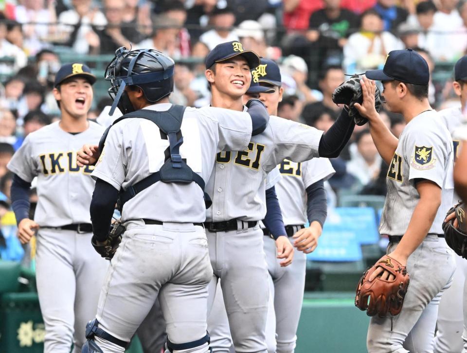 完封勝利を飾った古川諒弥（中央）ら仙台育英ナイン（撮影・高部洋祐）