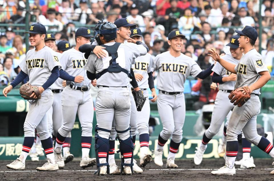 完封勝利を飾った古川諒弥（中央）ら仙台育英ナイン（撮影・高部洋祐）