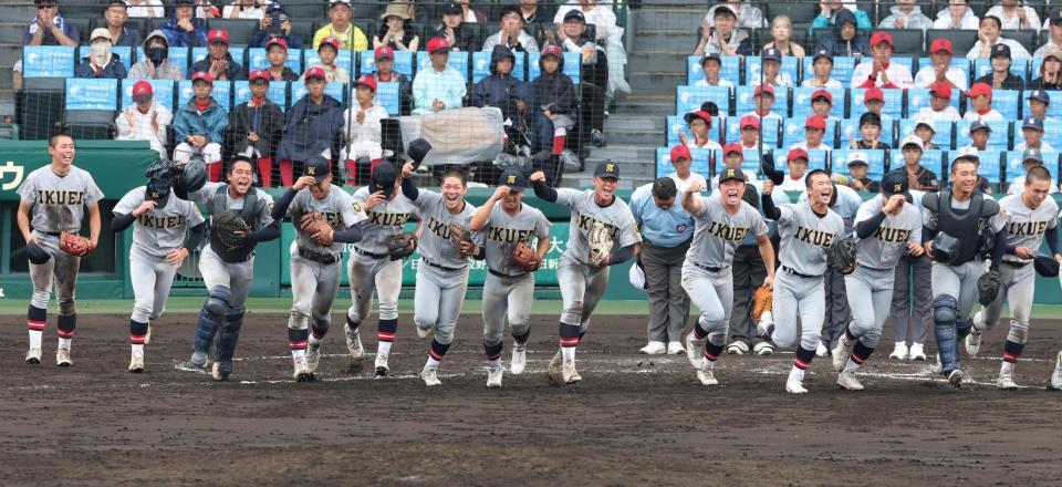 花咲徳栄に勝利し、笑顔で駆け出す仙台育英ナイン（撮影・中田匡峻）