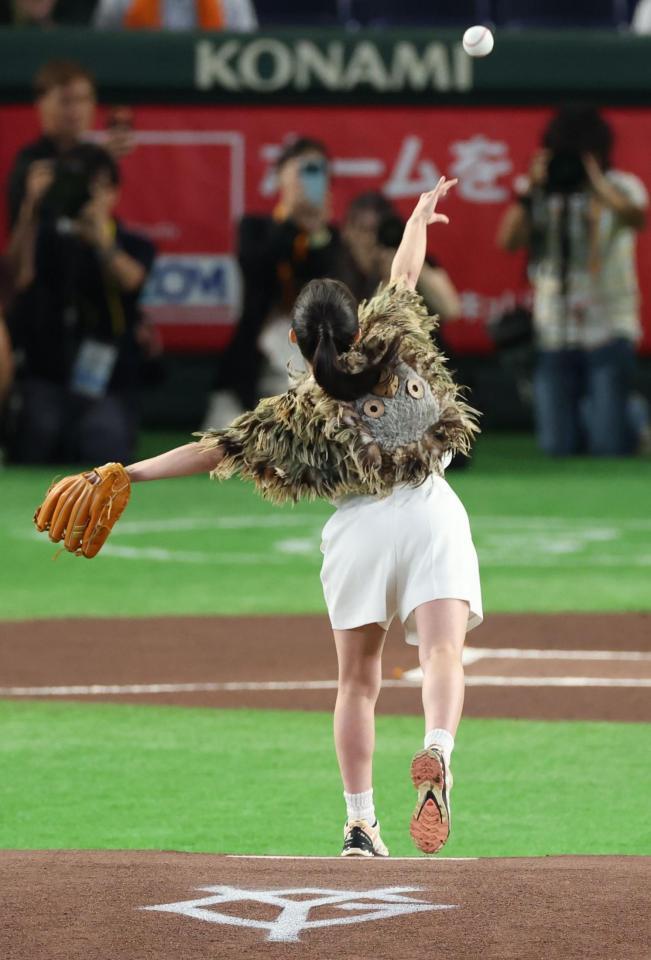 ファーストピッチを務める橋本環奈（撮影・金田祐二）