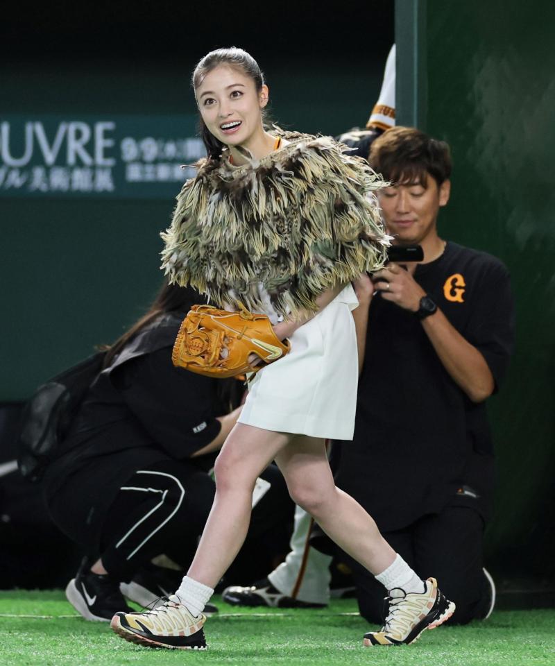 マウンドへ向かう橋本環奈（撮影・田中太一）