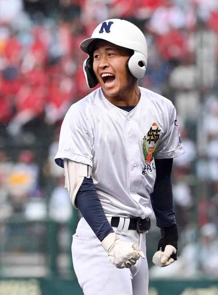 ３回表、先制となる２点三塁打を放った佐野日大・桜岡