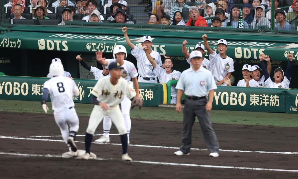 ３回、先制の２点適時三塁打を放った桜岡稜万（８）に向かって拳を突き上げる佐野日大ナイン（撮影・中田匡峻）